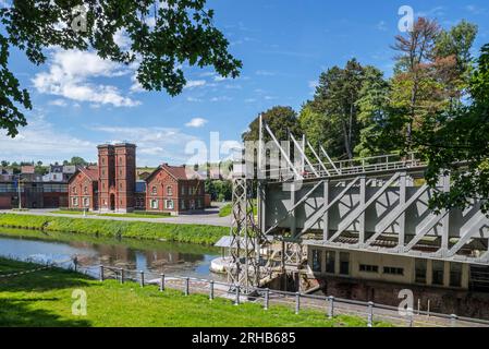 Edificio sala macchine e sollevatore idraulico per imbarcazioni n.. 3 sul vecchio Canal du Centre a Strépy-Bracquegnies vicino a la Louvière, Hainaut, Vallonia, Belgio Foto Stock