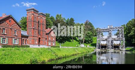 Edificio sala macchine e sollevatore idraulico per imbarcazioni n.. 3 sul vecchio Canal du Centre a Strépy-Bracquegnies vicino a la Louvière, Hainaut, Vallonia, Belgio Foto Stock