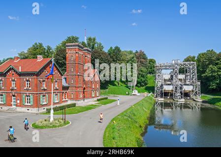 Edificio sala macchine e sollevatore idraulico per imbarcazioni n.. 3 sul vecchio Canal du Centre a Strépy-Bracquegnies vicino a la Louvière, Hainaut, Vallonia, Belgio Foto Stock