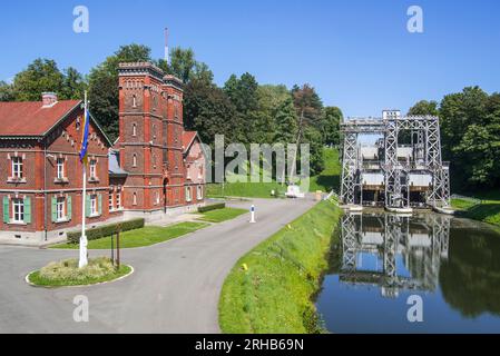 Edificio sala macchine e sollevatore idraulico per imbarcazioni n.. 3 sul vecchio Canal du Centre a Strépy-Bracquegnies vicino a la Louvière, Hainaut, Vallonia, Belgio Foto Stock