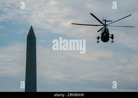 Washington, DC, USA. 15 agosto 2023. Marine One che trasporta il presidente degli Stati Uniti Joe Biden parte dal South Lawn della Casa Bianca a Washington, DC, Stati Uniti, martedì 15 agosto, 2023. Biden, parlando oggi nel Wisconsin, sta conducendo uno sforzo a livello amministrativo per celebrare il primo anniversario della legislazione di Democrats sul clima e sui prezzi della droga, sui cui funzionari di attuazione contano per alimentare l'offerta di rielezione di presidents. Crediti: Nathan Howard/Pool tramite CNP/dpa/Alamy Live News Foto Stock