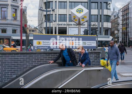 Anvers, Belgio - 9 settembre 2022: Persone che entrano nella stazione della metropolitana di Groenplaats Foto Stock