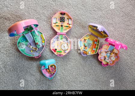 Polly Pockets degli anni '1990, su un tappeto grigio. Foto Stock