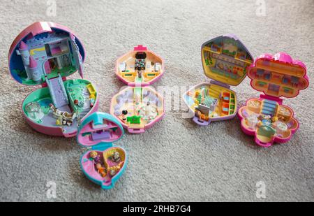 Polly Pockets degli anni '1990, su un tappeto grigio. Foto Stock