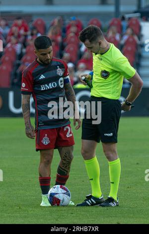 Toronto, ON, Canada - 27 maggio 2023: Lorenzo Insigne #24 attaccante del Toronto FC comunica con l'arbitro durante la MLS regular season match tra di loro Foto Stock