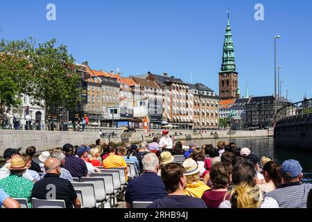Copenaghen, Danimarca - 30 maggio 2023: Vista dal battello per il tour dei canali agli edifici storici Foto Stock