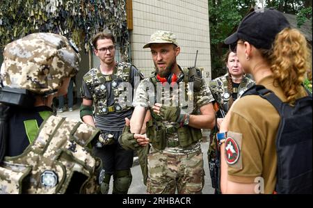 REGIONE DI KIEV, UCRAINA - 11 AGOSTO 2023 - i partecipanti polacco le loro azioni durante una sessione di formazione per i civili sulla preparazione per i servizi nazionali Foto Stock