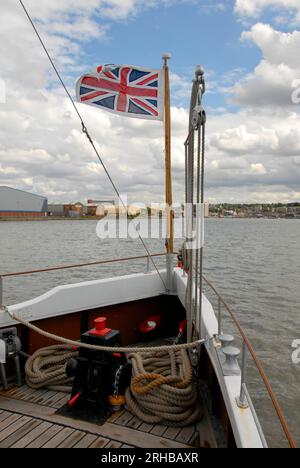 Bow of Pleasure Cruiser sul fiume Medway con Union Flag che vola nella brezza Foto Stock