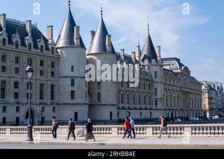 Parigi, FR - 31 agosto 2022: Facciata del Castello della Conciergerie Foto Stock