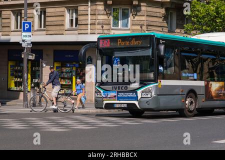 Parigi, FR - 31 agosto 2022: Autobus RATP sul Boulevard Saint-Michel a Parigi Foto Stock