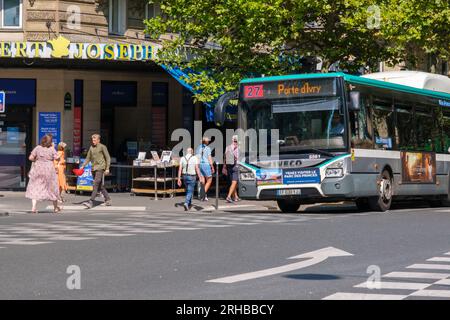 Parigi, FR - 31 agosto 2022: Autobus RATP sul Boulevard Saint-Michel a Parigi Foto Stock