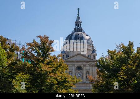 Parigi, FR - 31 agosto 2022: Facciata dell'edificio dell'Università della Sorbona Foto Stock