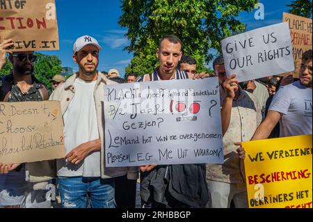 L'Aia, Olanda meridionale, Paesi Bassi. 14 agosto 2023. Studenti sul Koekamp, con cartelli, che esprimono la loro opinione durante la protesta di deportazione di oggi all'Aia. L'invasione di Putin in Ucraina ha visto non solo l'evacuazione di massa dei suoi indigeni, ma anche l'evacuazione del suo corpo studentesco straniero che studiava in quel paese. Invece di tornare a casa, la maggior parte fuggì nella vicina Europa e più di quattromila entrarono nei Paesi Bassi. All'epoca anche loro furono concessi asialismo con diritti simili a quelli concessi ai cittadini ucraini. Gli studenti che avevano presentato domanda di asilo ora considerano t Foto Stock