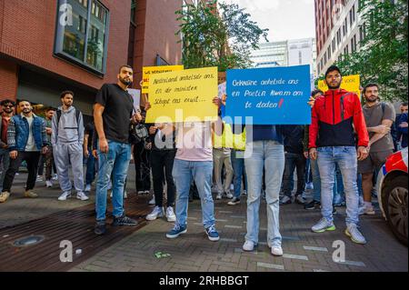 L'Aia, Paesi Bassi. 14 agosto 2023. Gli studenti hanno dei cartelli che esprimono le loro opinioni durante la protesta. L'invasione di Putin in Ucraina ha visto non solo l'evacuazione di massa dei suoi indigeni, ma anche l'evacuazione del suo corpo studentesco straniero che studiava in quel paese. Invece di tornare a casa, la maggior parte fuggì nella vicina Europa e più di quattromila entrarono nei Paesi Bassi. All'epoca anche loro avevano ottenuto asilo con diritti simili a quelli concessi ai cittadini ucraini. Gli studenti che avevano presentato la richiesta di asilo ora considerano questa una forma di intrappolamento; ora vedono le loro domande Foto Stock