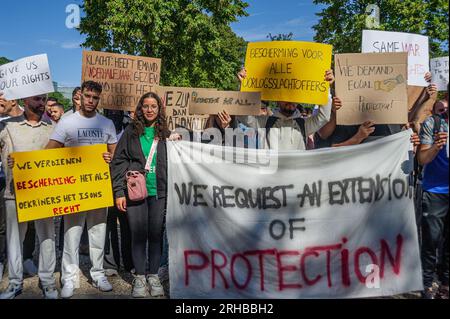 L'Aia, Paesi Bassi. 14 agosto 2023. Gli studenti tengono dei cartelli che esprimono le loro opinioni al Koekamp Park durante la protesta. L'invasione di Putin in Ucraina ha visto non solo l'evacuazione di massa dei suoi indigeni, ma anche l'evacuazione del suo corpo studentesco straniero che studiava in quel paese. Invece di tornare a casa, la maggior parte fuggì nella vicina Europa e più di quattromila entrarono nei Paesi Bassi. All'epoca anche loro avevano ottenuto asilo con diritti simili a quelli concessi ai cittadini ucraini. Gli studenti che avevano presentato domanda di asilo ora considerano questa una forma di intrappolamento; ora se ne sono Foto Stock