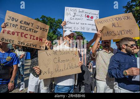 L'Aia, Paesi Bassi. 14 agosto 2023. Gli studenti tengono dei cartelli che esprimono le loro opinioni al Koekamp Park durante la protesta. L'invasione di Putin in Ucraina ha visto non solo l'evacuazione di massa dei suoi indigeni, ma anche l'evacuazione del suo corpo studentesco straniero che studiava in quel paese. Invece di tornare a casa, la maggior parte fuggì nella vicina Europa e più di quattromila entrarono nei Paesi Bassi. All'epoca anche loro avevano ottenuto asilo con diritti simili a quelli concessi ai cittadini ucraini. Gli studenti che avevano presentato domanda di asilo ora considerano questa una forma di intrappolamento; ora se ne sono Foto Stock