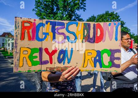 Uno studente tiene un cartello che esprime le sue opinioni al Koekamp Park durante la protesta. L'invasione di Putin in Ucraina ha visto non solo l'evacuazione di massa dei suoi indigeni, ma anche l'evacuazione del suo corpo studentesco straniero che studiava in quel paese. Invece di tornare a casa, la maggior parte fuggì nella vicina Europa e più di quattromila entrarono nei Paesi Bassi. All'epoca anche loro avevano ottenuto asilo con diritti simili a quelli concessi ai cittadini ucraini. Gli studenti che avevano presentato una richiesta di asilo ora considerano questa forma di intrappolamento; ora vedono le loro domande respinte e lo sono ora Foto Stock