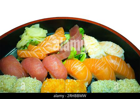 Primo piano di una ciotola con vari sashimi (pesce crudo) e sushi panini a base di riso bianco. Foto Stock