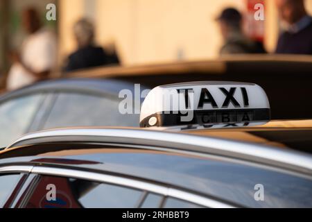Primo piano del cartello del taxi sull'auto all'aeroporto Foto Stock