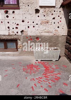 Sarajevo Rose Bosnian War Memorial che segna un luogo in cui le persone morirono per un incendio di mortai. Sarajevo, Bosnia ed Erzegovina, 15 agosto 2023. Foto Stock