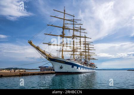 L'alta nave a cinque alberi di Star Clipper, completamente equipaggiata, è ormeggiata al porto di Katakolon, porta d'ingresso all'antica Olimpia, Katakolon, Peloponneso, Grecia Foto Stock