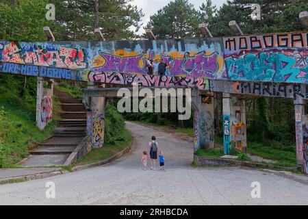 Pista olimpica di Bobsleigh, nota anche come Bobsled and Luge, abbandonata nella città di Sarajevo, Bosnia ed Erzegovina, 15 agosto 2023. Foto Stock