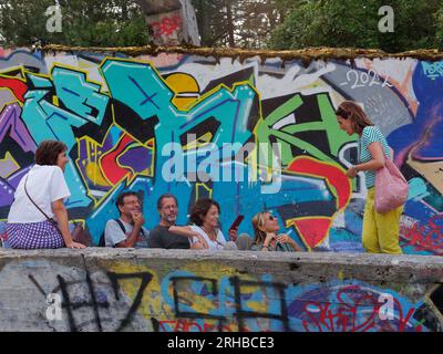 Pista olimpica di Bobsleigh, nota anche come Bobsled and Luge, abbandonata nella città di Sarajevo, Bosnia ed Erzegovina, 15 agosto 2023. Foto Stock