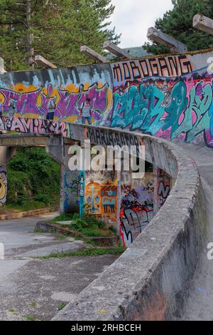 Pista olimpica di Bobsleigh, nota anche come Bobsled and Luge, abbandonata nella città di Sarajevo, Bosnia ed Erzegovina, 15 agosto 2023. Foto Stock