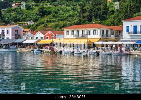 Barche ormeggiate sulla banchina della pittoresca città portuale di Katakolon, porta d'ingresso all'antica Olimpia, Katakolon, Peloponneso, Grecia Foto Stock