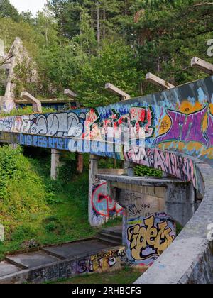 Pista olimpica di Bobsleigh, nota anche come Bobsled and Luge, abbandonata nella città di Sarajevo, Bosnia ed Erzegovina, 15 agosto 2023. Foto Stock