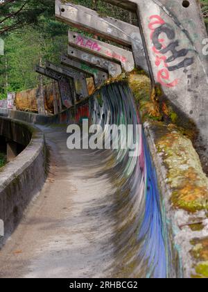 Pista olimpica di Bobsleigh, nota anche come Bobsled and Luge, abbandonata nella città di Sarajevo, Bosnia ed Erzegovina, 15 agosto 2023. Foto Stock