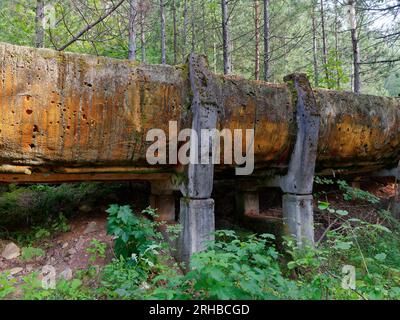 Pista olimpica di Bobsleigh, nota anche come Bobsled and Luge, abbandonata nella città di Sarajevo, Bosnia ed Erzegovina, 15 agosto 2023. Foto Stock