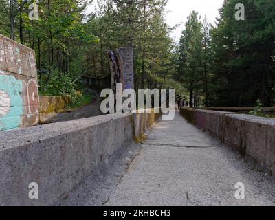 Pista olimpica di Bobsleigh, nota anche come Bobsled and Luge, abbandonata nella città di Sarajevo, Bosnia ed Erzegovina, 15 agosto 2023. Foto Stock