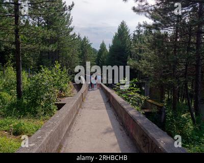 Pista olimpica di Bobsleigh, nota anche come Bobsled and Luge, abbandonata nella città di Sarajevo, Bosnia ed Erzegovina, 15 agosto 2023. Foto Stock