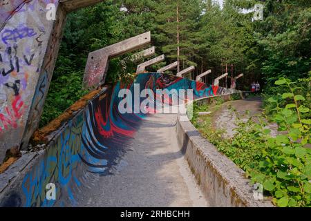 Pista olimpica di Bobsleigh, nota anche come Bobsled and Luge, abbandonata nella città di Sarajevo, Bosnia ed Erzegovina, 15 agosto 2023. Foto Stock