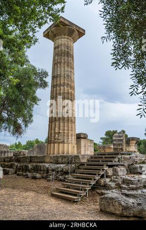 Vista della singola colonna ricostruita presso il Tempio di Zeus nell'antica Olimpia, luogo di nascita dei Giochi Olimpici, a Elis, Peloponneso, Grecia Foto Stock