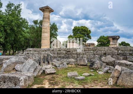 Tamburi caduti e colonna ricostruita al Tempio di Zeus nell'antica Olimpia, luogo di nascita dei Giochi Olimpici, a Elis, Peloponneso, Grecia Foto Stock