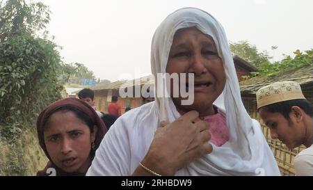 Ritratto di una donna che piange al campo profughi di Balukhali. Circa 919.000 rifugiati Rohingya vivono nei campi di Kutupalong e Nayapara nella regione del Bazar di Cox, che sono diventati alcuni dei campi più grandi e densamente popolati del mondo. Bangladesh. Foto Stock