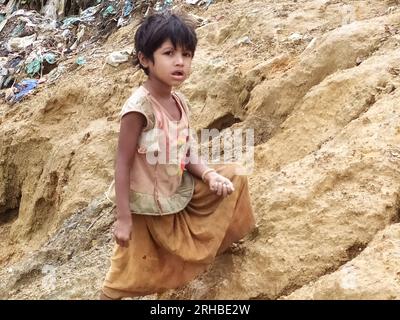 Ritratto di un bambino in una discarica nel campo profughi di Balukhali. Circa 919.000 rifugiati Rohingya vivono nei campi di Kutupalong e Nayapara nella regione del Bazar di Cox, che sono diventati alcuni dei campi più grandi e densamente popolati del mondo. Bangladesh. Foto Stock