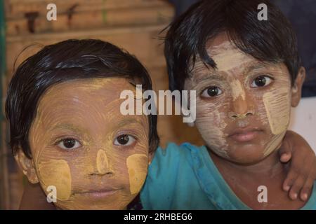 Ritratto di due bambini vestiti per un concerto al campo profughi di Balukhali. Circa 919.000 rifugiati Rohingya vivono nei campi di Kutupalong e Nayapara nella regione del Bazar di Cox, che sono diventati alcuni dei campi più grandi e densamente popolati del mondo. Bangladesh. Foto Stock