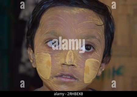 Ritratto di un bambino vestito per un concerto al campo profughi di Balukhali. Circa 919.000 rifugiati Rohingya vivono nei campi di Kutupalong e Nayapara nella regione del Bazar di Cox, che sono diventati alcuni dei campi più grandi e densamente popolati del mondo. Bangladesh. Foto Stock