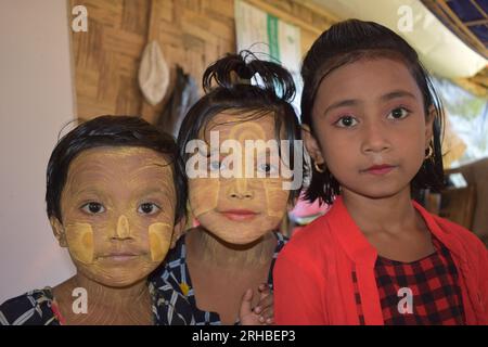 Ritratto di bambini vestiti per un concerto al campo profughi di Balukhali. Circa 919.000 rifugiati Rohingya vivono nei campi di Kutupalong e Nayapara nella regione del Bazar di Cox, che sono diventati alcuni dei campi più grandi e densamente popolati del mondo. Bangladesh. Foto Stock