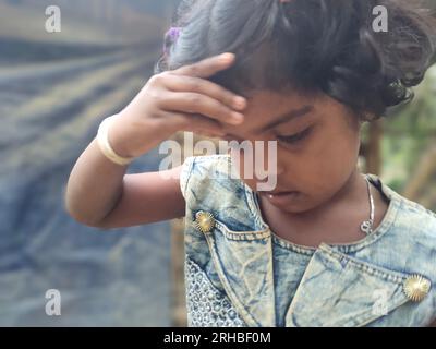 Ritratto di un bambino al campo profughi di Balukhali. Circa 919.000 rifugiati Rohingya vivono nei campi di Kutupalong e Nayapara nella regione del Bazar di Cox, che sono diventati alcuni dei campi più grandi e densamente popolati del mondo. Bangladesh. Foto Stock