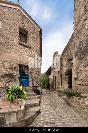 Strada del villaggio di Les Baux-de-Provence. Bouches du Rhone, Provenza, in Francia, in Europa. Foto Stock
