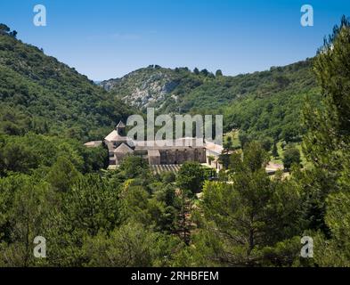 L'abbazia di Senanque vicino a Gordes è uno dei monasteri cistercensi meglio conservati. Vaucluse, Provenza, Francia Foto Stock