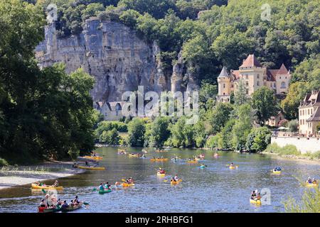 Tourisme et Promenade sur la rivière Dordogne à la Roque-Gageac en Périgord Noir. Le Village de la Roque-Gageac est classé parmi les più beaux villag Foto Stock