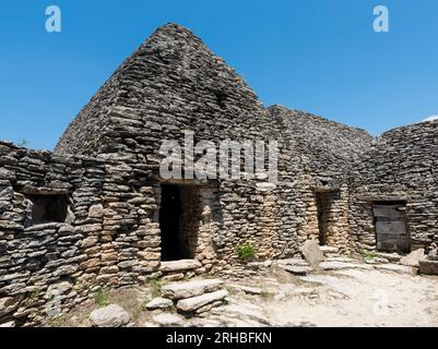 Antichi edifici in pietra, villaggio di Bories, Gordes, Provence-Alpes-Cote d’Azur, Francia, Europa Foto Stock