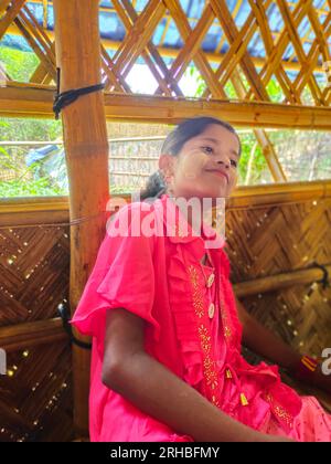 Ritratto di una ragazza al campo profughi di Balukhali. Circa 919.000 rifugiati Rohingya vivono nei campi di Kutupalong e Nayapara nella regione del Bazar di Cox, che sono diventati alcuni dei campi più grandi e densamente popolati del mondo. Bangladesh. Foto Stock