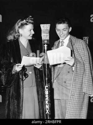 Hollywood, California: c. 1951 Frank Sinatra e Ann Sheridan trasmettevano insieme una trasmissione della CBS. Foto Stock