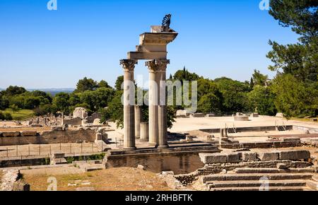 Colonne restaurate del tempio gemello corinzio nel primo foro Romano di Glanum. Saint Remy de Provence, Bouches du Rhone, Provence, Francia Foto Stock